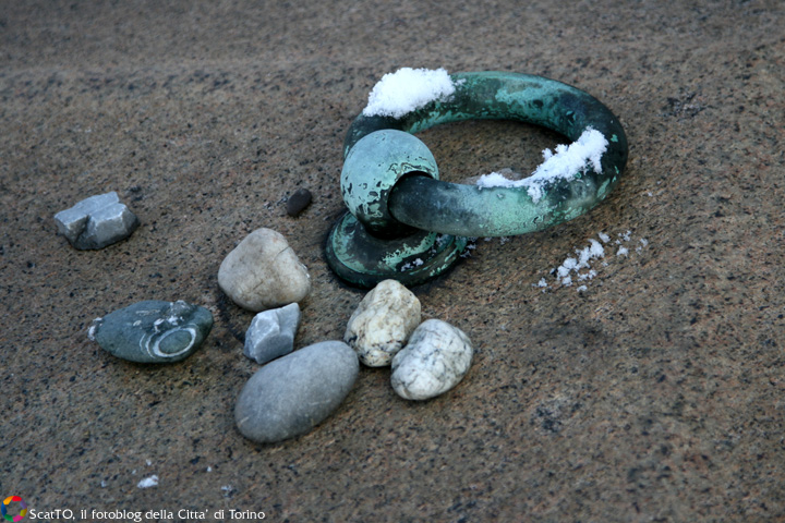 I sassi lasciati dagli ebrei sulle tombe dei loro cari come testimonianza della visita fatta I sassi lasciati dagli ebrei sulle tombe dei loro cari come testimonianza della visita fatta