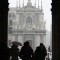 Al riparo sotto i portici di via Roma