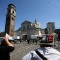 Assolate attese davanti al Duomo