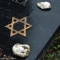 I sassi lasciati dagli ebrei sulle tombe dei loro cari come testimonianza della visita fatta