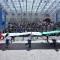 Un enorme tricolore sfila davanti al palco delle autorità