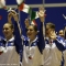 Gli atleti italiani salutano i tifosi