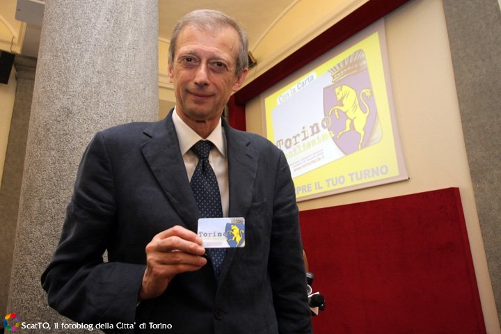 Il Sindaco mostra la carta Torino Facilissima