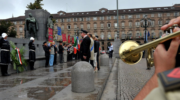 La deposizione della corona d'alloro al monumento a Emanuele Filiberto duca d’Aosta, comandante della III° Armata
