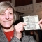 Enrica Pagella, direttore di Palazzo Madama, mostra le banconote da 10mila lire