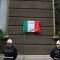 Il Tricolore copre la targa dedicata a Mario Molinari