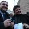 Silvio Magliano e Marta Levi con le lampadine blu dell\'AMA - Associazione Missione Autismo