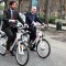 L'Assessore Lavolta arriva in bici elettrica