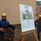 Gli operai scoprono la targa del progetto della ludoteca