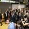 Le autorità e i giornalisti si dirigono verso la Sala Gialla