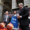 Dino Meneghin consegna la maglia della nazionale a Stefano Gallo