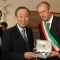Il Sindaco, a nome delle Istituzioni, consegna a Ban Ki-moon una penna stilografica Aurora della Collezione Italia 150