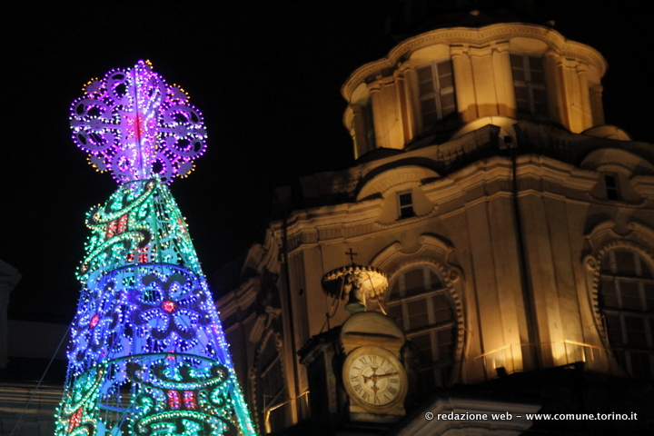 Decorazioni Natalizie Torino.A Torino Un Natale Coi Fiocchi L Inaugurazione In Piazza Castello