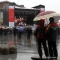 La pioggia cade fitta su piazza Castello