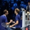 Stretta di mano fra Zverev e Medvedev