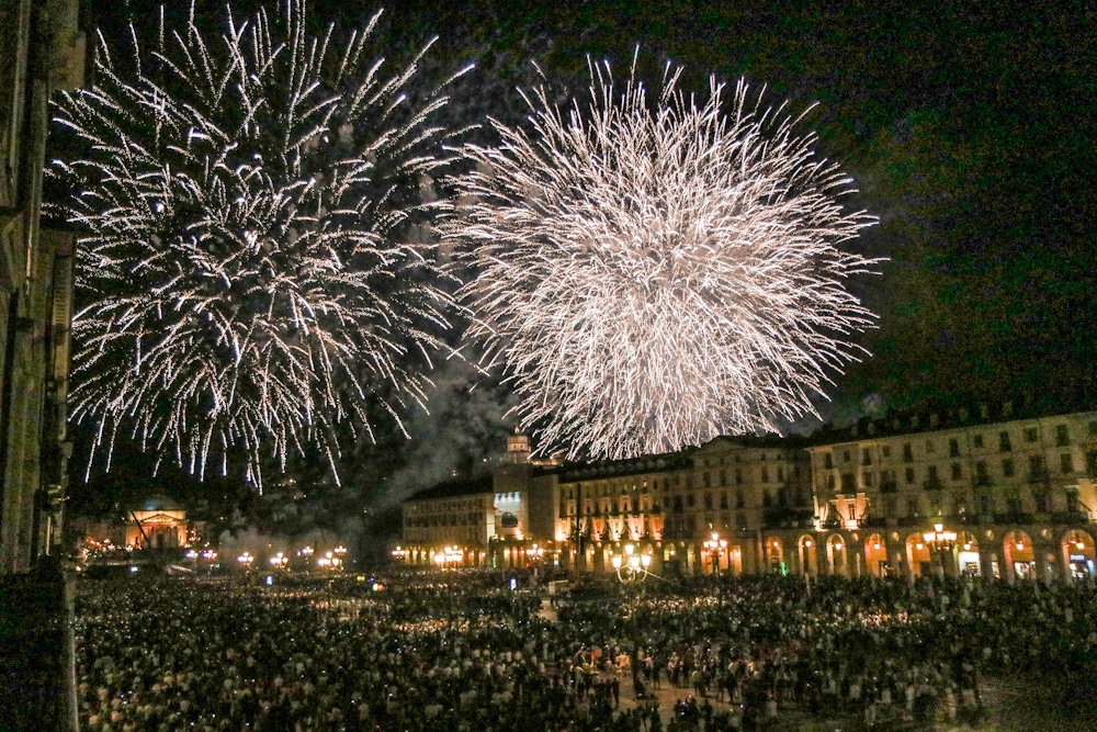 Lo spettacolo pirotecnico per la festa di San Giovanni torna ad illuminare i cieli di Torino