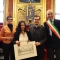La consegna di una copia della Costituzione Italiana e, in ricordo della giornata, una stampa storica della città ed una spilla con il simbolo della Città di Torino