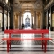 Galleria San Federico: panchina rossa Unipol