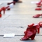 Le scarpe rosse posizionate in piazza Palazzo di Città da Taxi Torino