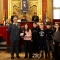 Il gruppo di studenti della Direzione Didattica Allievo - Franchetti premia il Nucleo di Polizia Economico-Finanziaria del Comando Provinciale di Torino della Guardia di Finanza. Ritira il premio il Colonnello Alessandro Langella