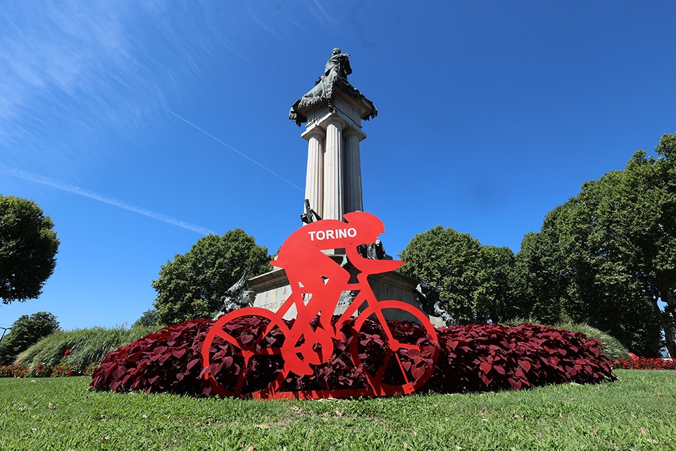 La Città si veste di rosso in attesa della Vuelta