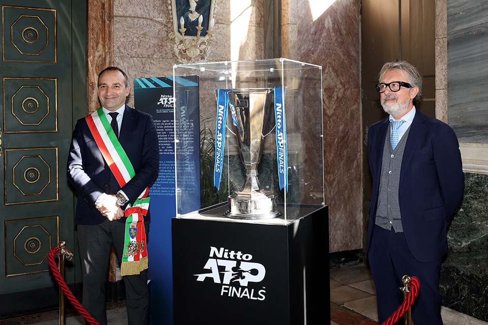 Il trofeo delle Nitto ATP Finals esposto a Palazzo Civico
