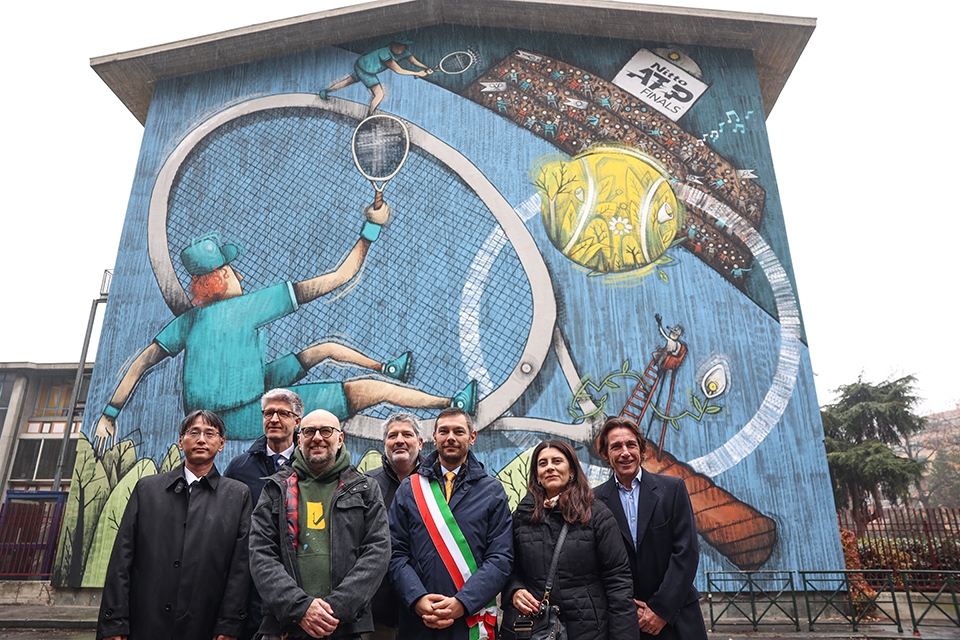 Il grande tennis dentro e fuori le scuole: inaugurato un murale all’istituto Sinigaglia, grazie a FITP e Nitto