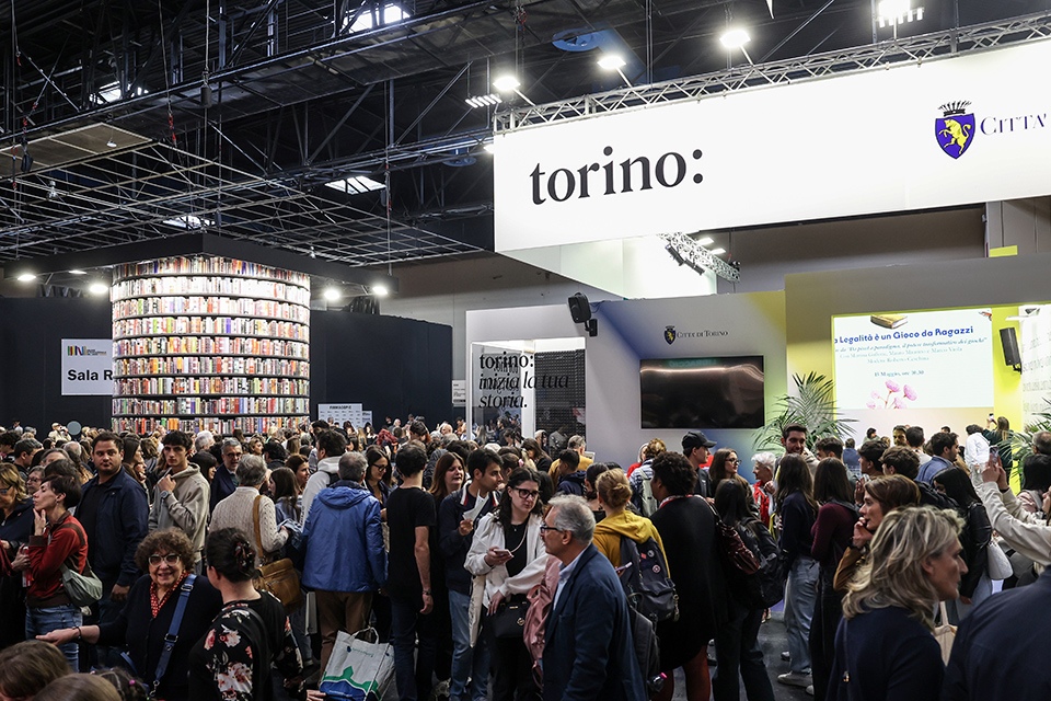 Seconda giornata al Salone del Libro tra incontri, ospiti e grande affluenza