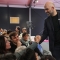 Roberto Saviano saluta il pubblico della Sala Oro