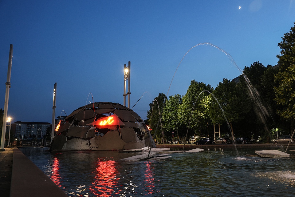 La Fontana Igloo di Mario Merz torna a zampillare dopo il restauro