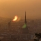 L’eclissi parziale di Sole, osservata attraverso un riflesso che ne restituisce l’immagine capovolta, sfiora visivamente la Mole Antonelliana