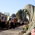 Il corteo lungo il Cimitero Monumentale