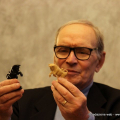 Gli scacchi della serie celebrativa Torino 2006 donati al maestro Morricone