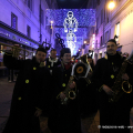 La carovana del Cirko Vertigo con la sua jazz band accompagna grandi e bambini in piazza Castello