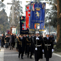 Il corteo all\'interno del cimitero