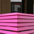 La panchina rosa triangolare al Museo Diffuso della Resistenza