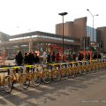 La stazione ToBike, sullo sfondo il Palagiustizia