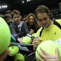 Paolo Lorenzi circondato dalle richieste di autografi