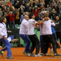 La panchina azzurra corre ad abbracciare Fognini dopo la vittoria