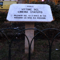 La targa in memoria delle vittime del cinema Statuto in via Cibrario