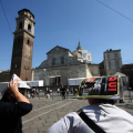 Assolate attese davanti al Duomo