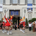 Le majorettes in partenza da Palazzo Reale