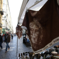 In via Garibaldi in vendita prodotti a tema