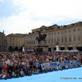 In piazza San Carlo si attende la discesa dei paracadutisti