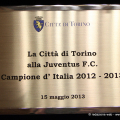 La targa commemorativa donata ad Andrea Agnelli