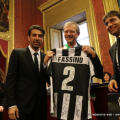 La maglia numero 2 donata al Sindaco Fassino