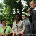 Il saluto del Sindaco Fassino sul palco con Cécile Kyenge e Marta Levi