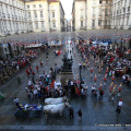 La piazza si riempie