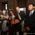 Gianduja consegna i Pani della Carità al Sindsaco