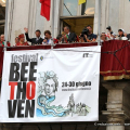Il tradizionale saluto dal balcone di Palazzo Civico